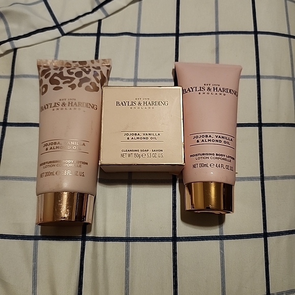 Baylis & Harding Jojoba, Vanilla & Almond Oil Moisturizer Set - Picture 2 of 7